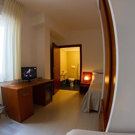 Hotel Miramare Latina Quarto foto